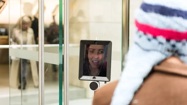 Demi iPhone 6s, Wanita Ini Jadikan Robot Sebagai Pengganti Dirinya