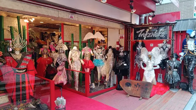 Di Harajuku, ada jalan bernama Takeshita atau Takashita-Dori yang menjadi pusat toko atau semacam butik dan distro khas Jepang alias menjual baju-baju "Harajuku Style". Banyak pula toko jaket loak dan aksesori unik.