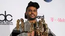 Solois pendatang baru, The Weeknd tuai prestasi di penghargaan musik bergengsi yakni Billboard Music Awards 2016. (AFP/Bintang.com)