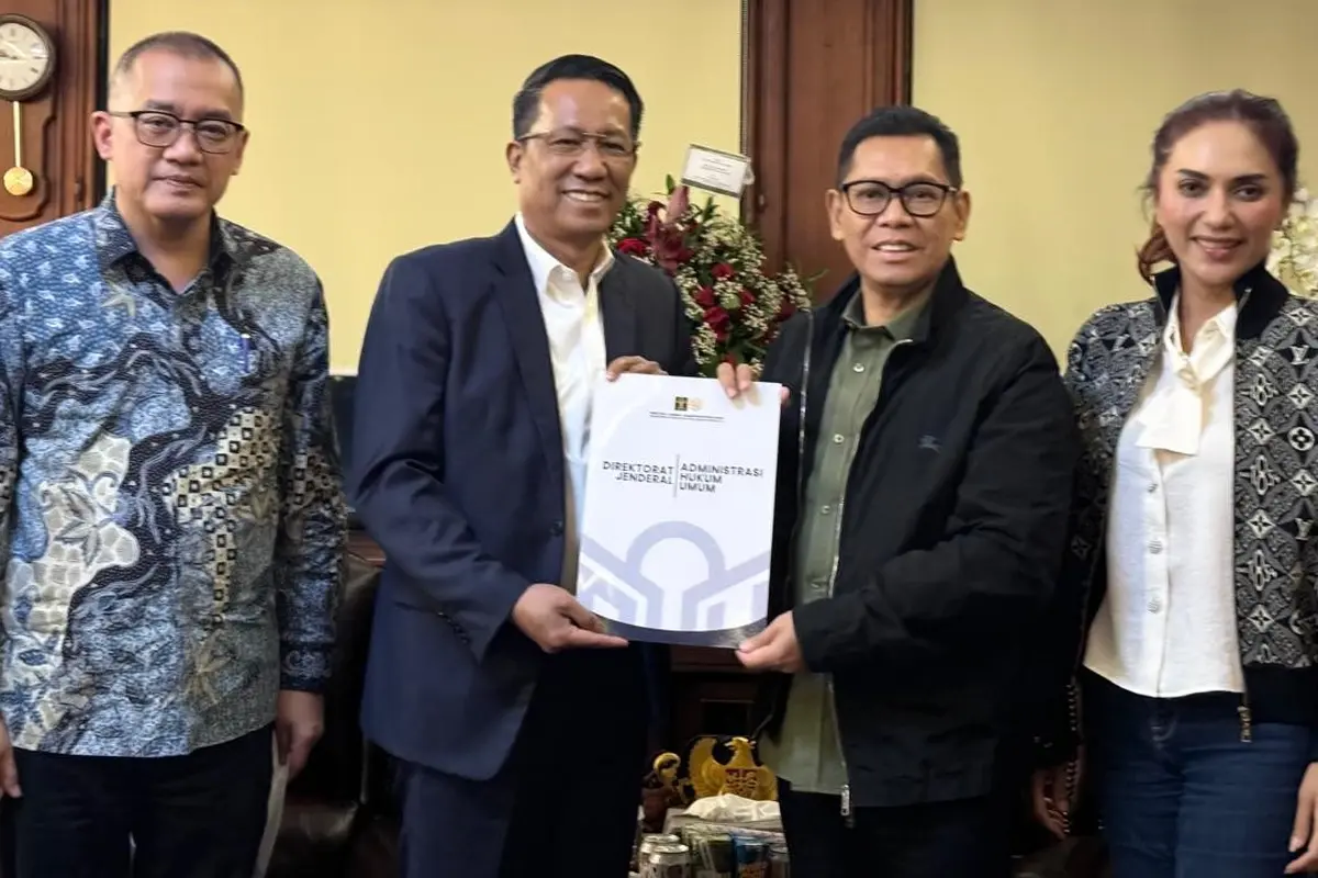Menteri Hukum dan Hak Asasi Manusia (Menkumham) Supratman Andi Agtas menyerahkan Surat Keputusan (SK) kepengurusan Partai Golkar hasil Musyawarah Nasional (Munas) Ke-XI.