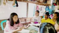 Yuliana Ida (31), memberikan materi kepada anak-anak sekolah di Rumah Baca Woang (RBW), di Kampung Woang, Desa Terong, Kecamatan, Satarmese Barat, Kabupaten Manggarai Barat, NTT. (Foto Istimewah)