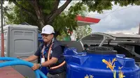 PAM JAYA serahkan bantuan tujuh unit tandon air untuk memenuhi kebutuhan air para penyintas kebakaran Depo Pertamina Plumpang.