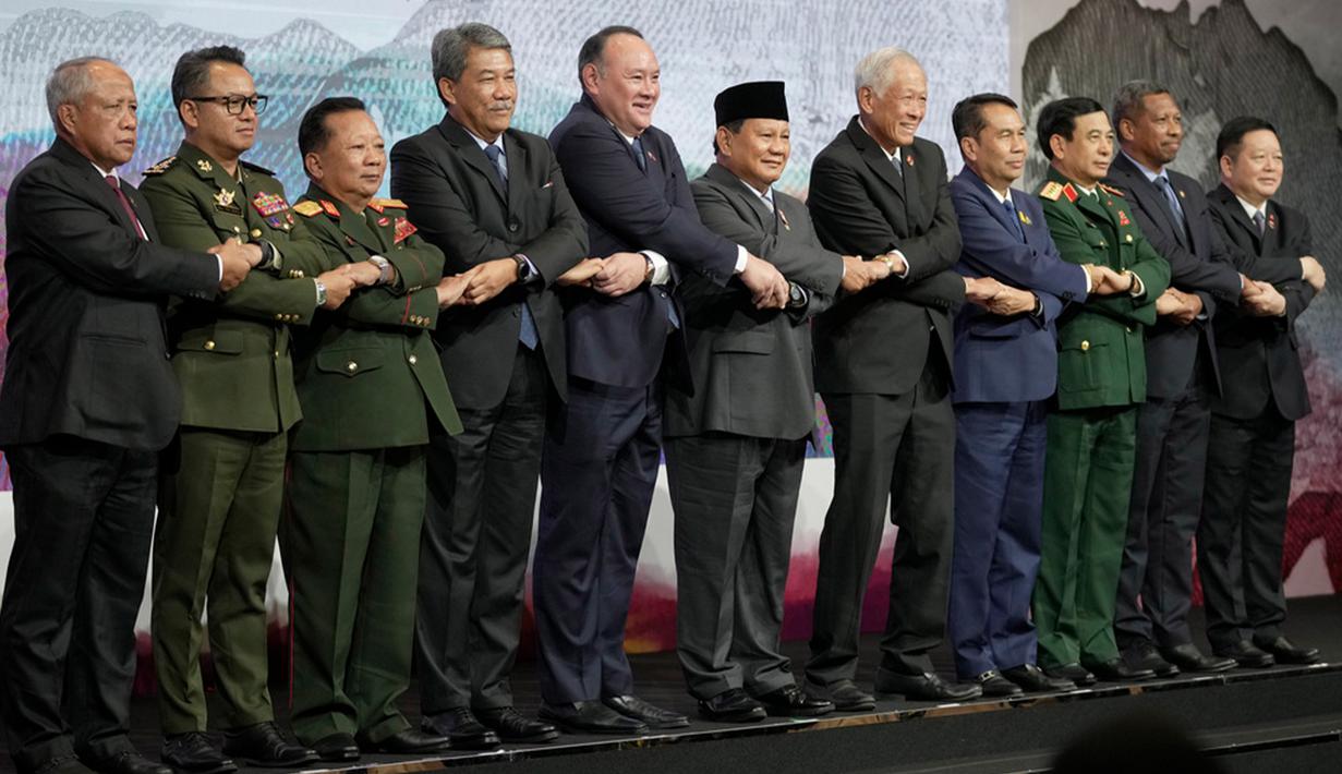 Dalam pertemuan itu, delegasi dari seluruh negara anggota ASEAN hadir, kecuali dari Myanmar. Timor Leste turut mengirim delegasinya dalam pertemuan itu sebagai observer (pengamat). (AP Photo/Dita Alangkara, Pool)