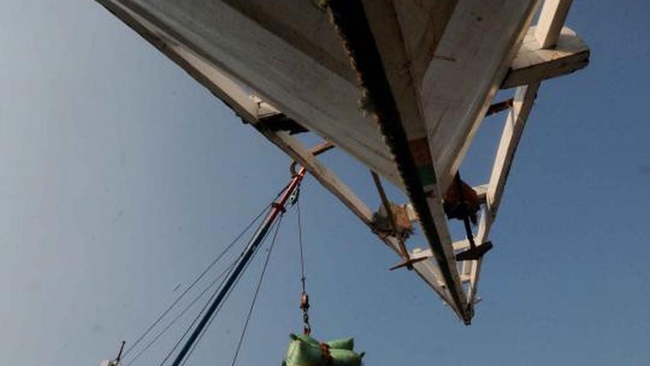 Aktivitas bongkar muat di Pelabuhan Pelindo II Jakarta