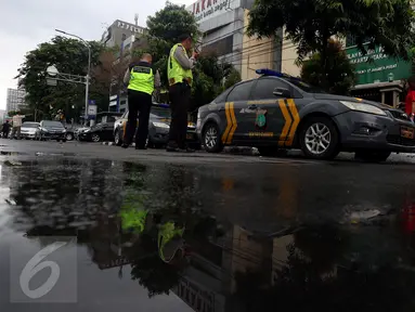 Sejumlah mobil polisi terparkir di depan PN Jakarta Utara, Senin (12/12). Jelang sidang perdana kasus dugaan penistaan agama oleh Basuki Tjahaja Purnama alias Ahok, terlihat anggota Kepolisian berjaga di depan pengadilan. (Liputan6.com/Johan Tallo)