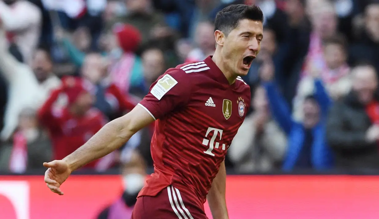Robert Lewandowski - Bayern Munchen sukses merebut poin penuh kala bertandang ke markas Union Berlin dalam lanjutan Bundesliga.  Robert Lewandowski menyumbang dua diantara lima gol kemenangan Die Roten. (AFP/Christof Stache)