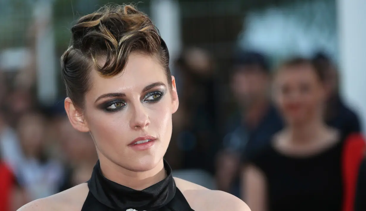 Aktris dan juri Kristen Stewart berpose untuk fotografer setibanya upacara pembukaan festival film internasional ke-71, Cannes, Prancis Selatan, (8/5). Kristen Stewart tampil dengan tatanan rambut baru yang unik di acara tersebut. (AP Photo/Joel C Ryan)