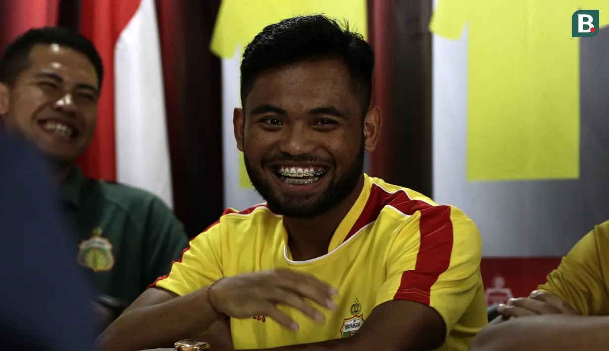 Pemain Bhayangkara FC, Saddil Ramdani, saat diperkenalan sebagai pemain baru di Mess Bhayangkara, Jakarta, Sabtu (8/2). Saddil menjadi rekrutan terakhir Bhayangkara FC.(Bola.com/Yoppy Renato)