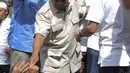 Capres 02 Prabowo Subianto bersalaman dengan pendukung saat menghadiri syukuran kemenangan di Kertanegara, Jakarta, Jumat (19/4). Prabowo didampingi sejumlah politisi dan para ulama dalam acara syukuran kemenangan tersebut. (Liputan6.com/Faizal Fanani)