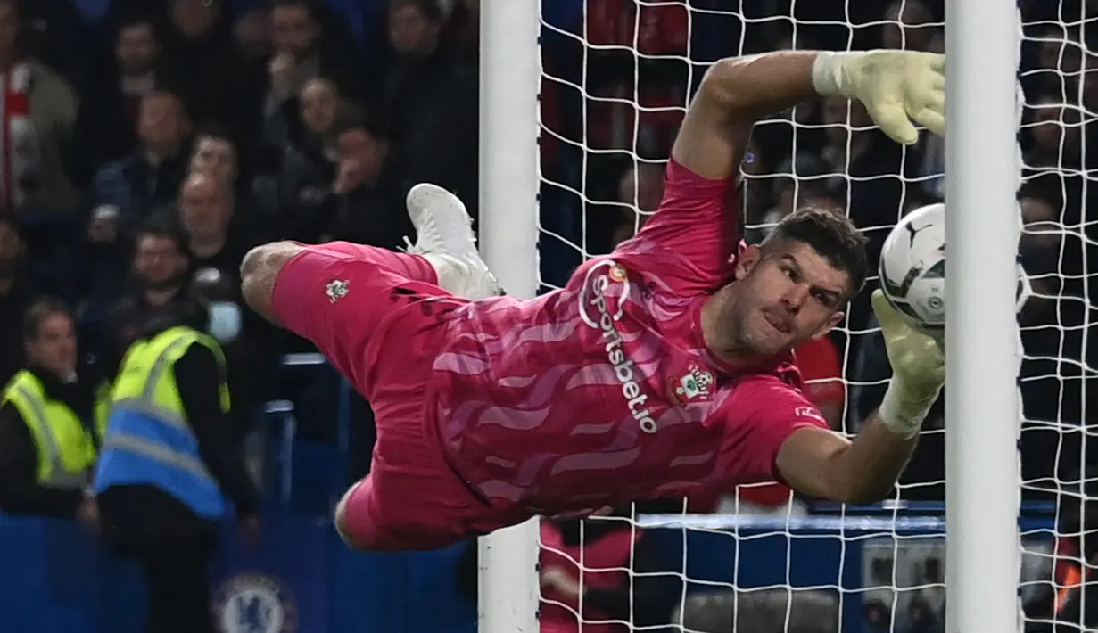 Fraser Forster. Kiper Inggris berusia 34 tahun ini baru saja didatangkan Tottenham Hotspur untuk mengarungi musim 2022/2023 dengan status bebas transfer dari Southampton. Ia dikontrak hingga Juni 2024 dan diplot untuk menggantikan kiper kedua Spurs, Pierluigi Gollini yang telah habis masa 1 musim peminjamannya dan dikembalikan ke klub asalnya Atalanta. Selama 7 musim berseragam The Saints, Fraser Forster total tampil dalam 162 laga di semua ajang dengan torehan 55 kali clean sheet dan kebobolan 192 gol. (AFP/Glyn Kirk)