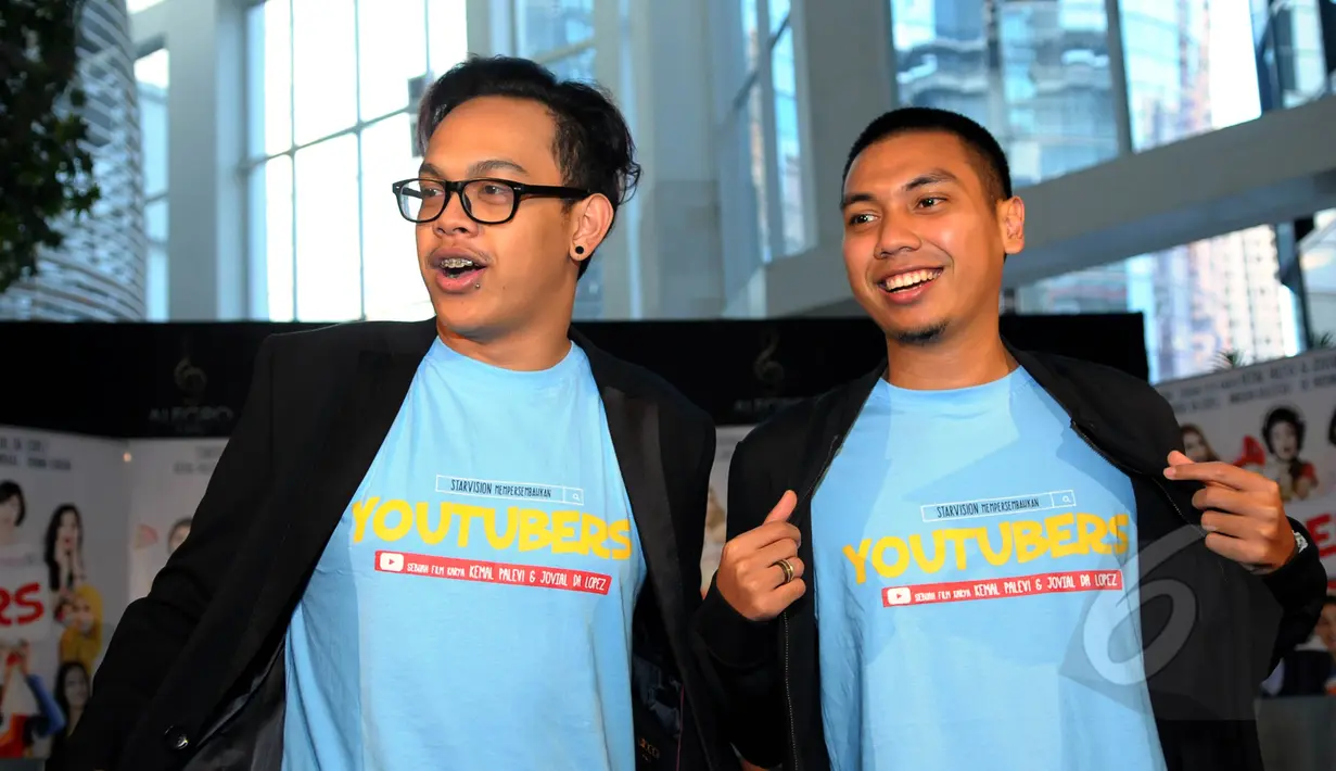 Marlo Ernesto (kiri) dan personel Grup RAN,  Rayi Putra saat menghadiri gala premier film 'Youtubers' di XXI Epicentrum, Jakarta, Selasa (5/5/2015). Film bergenre komedi tersebut akan rilis perdana pada 7 Mei mendatang. (Liputan6.com/Faisal R Syam)