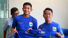 Ghozali Siregar dan Muchlis Hadi Ning Syaifulloh pada acara perkenalan di markas Persib Bandung. (Liputan6.com/Kukuh Saokani)