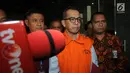 Mantan Dirut PT Garuda Indonesia, Emirsyah Satar usai menjalani pemeriksaan di Gedung KPK, Jakarta, Rabu (7/8/2019). Emirsyah resmi ditahan untuk mempermudah pemeriksaan terkait kasus suap pengadaan mesin Rolls-Royce PLC untuk pesawat Airbus milik Garuda Indonesia. (merdeka.com/Dwi Narwoko)