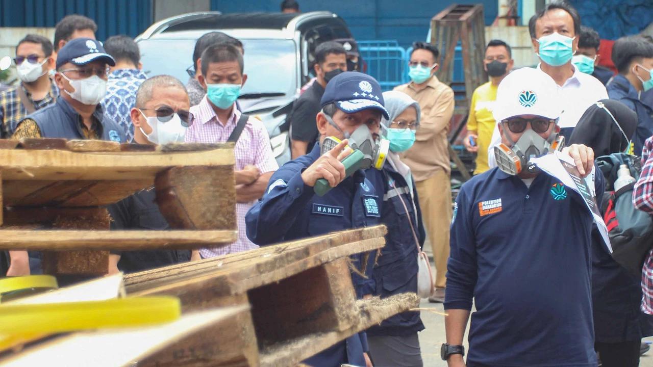 FOTO: KLH Segel Gudang Pestisida di Tangerang Selatan Terkait Pencemaran Sungai Cisadane