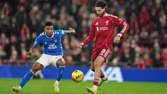 Reinildo Mandava (kiri) dari Sunderland dan Dominik Szoboszlai dari Liverpool