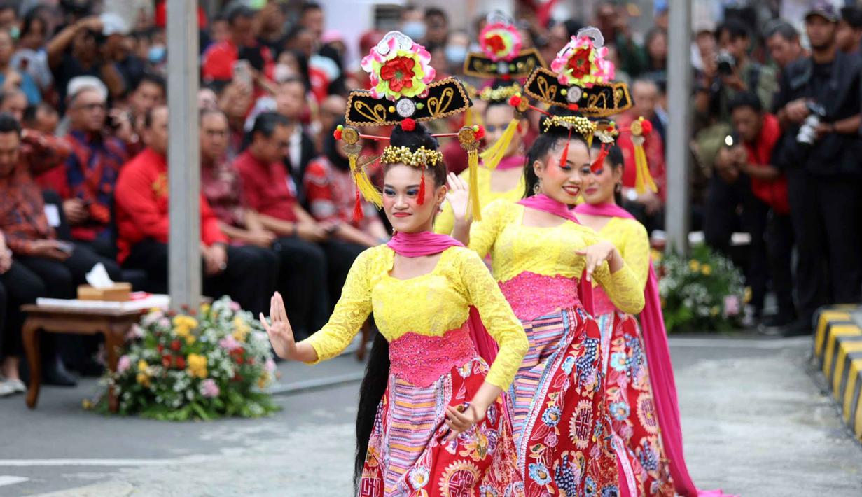 Melalui gelaran ini diharapkan dapat memperkuat citra Jakarta sebagai kota global yang menjunjung tinggi toleransi dan keberagaman etnis. Tampak dalam foto, penari tarian khas betawi saat tampil pada puncak perayaan Cap Go Meh di kawasan Pancoran Chinatown Point Mall, Jakarta, Selasa 3 Maret 2026. (Kapanlagi.com/Budy Santoso)