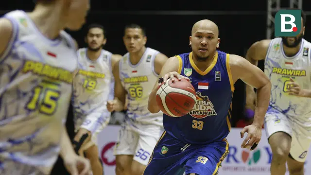 Foto: Aksi Memukau Arki Wisnu Saat Satria Muda Tumbangkan Prawira Bandung di IBL 2022