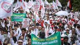 Ratusan dokter yang tergabung dalam Ikatan Dokter Indonesia (IDI) melakukan aksi unjuk rasa di Ibu Kota hari ini, Senin (24/10). Demo itu untuk menuntut pemerintah agar membatalkan Program Dokter Layanan Primer (DLP). (Liputan6.com/Faizal Fanani)