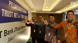 Jajaran Direksi PT Bank JTrust Indonesia Tbk. (J Trust Bank) saat peluncuran J Trust NET Individual dan J Trust Mobile di Jakarta, Rabu (21/8/2019). Layanan internet banking dengan satu user ID memberikan kemudahan transaksi perbankan bagi nasabah termasuk dompet digital. (Liputan6.com/HO/Ady)