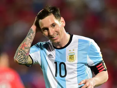 Lionel Messi hanya tersenyum saat gagal mencetak gol ke gawang Cile pada laga kualifikasi Piala Dunia 2018 di Stadion Nacional, Santiago, Cile, Kamis (24/3/2016).  Argentina menang 2-0. (AFP/Martin Bernetti)