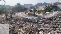 Lebih dari 30 Jam, Kebakaran Tumpukan Sampah di Kramat Jati Belum Padam