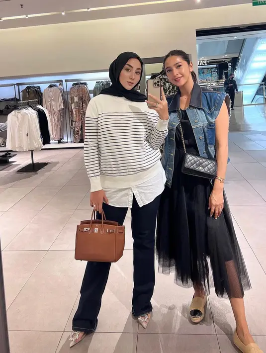 Seperti saat hangout bareng, keduanya kompak tampil kasual dengan outfit bernuansa hitam. [Foto IG/marginw/nsyakieb85].