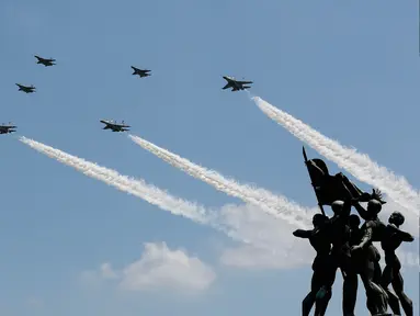 Enam pesawat tempur Sukhoi dan F-16 milik TNI Angkatan Udara memeriahkan Upacara Peringatan HUT RI ke-71 di Jakarta, Rabu (17/8). Mereka membentuk Arrow Head Formation pada ketinggian 800 kaki. (Liputan6.com/Faizal Fanani) 