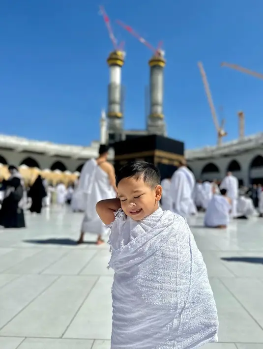 Gala Sky terlihat sangat senang saat berpose di depan Ka'bah. Meskipun cahaya matahari sangat terik [instagram/galaasky]