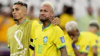 Pemain Brasil, Neymar (kanan) dihibur oleh rekannnya, Raphinha setelah tim mereka kalah dari Kroasia saat laga perempat final Piala Dunia Qatar 2022 yang berlangsung di Education City Stadium, Al-Rayyan, Jumat (09/12/2022) waktu setempat. Brasil kalah 2-4 dari Kroasia saat babak adu penalti. (AP/Darko Bandic)