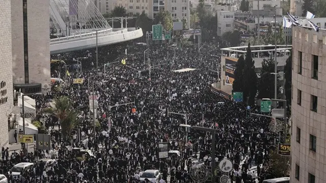 Para pria Yahudi ultra-Ortodoks berunjuk rasa di Yerusalem, Kamis (30/10/2025), menentang rencana wajib militer bagi mereka.