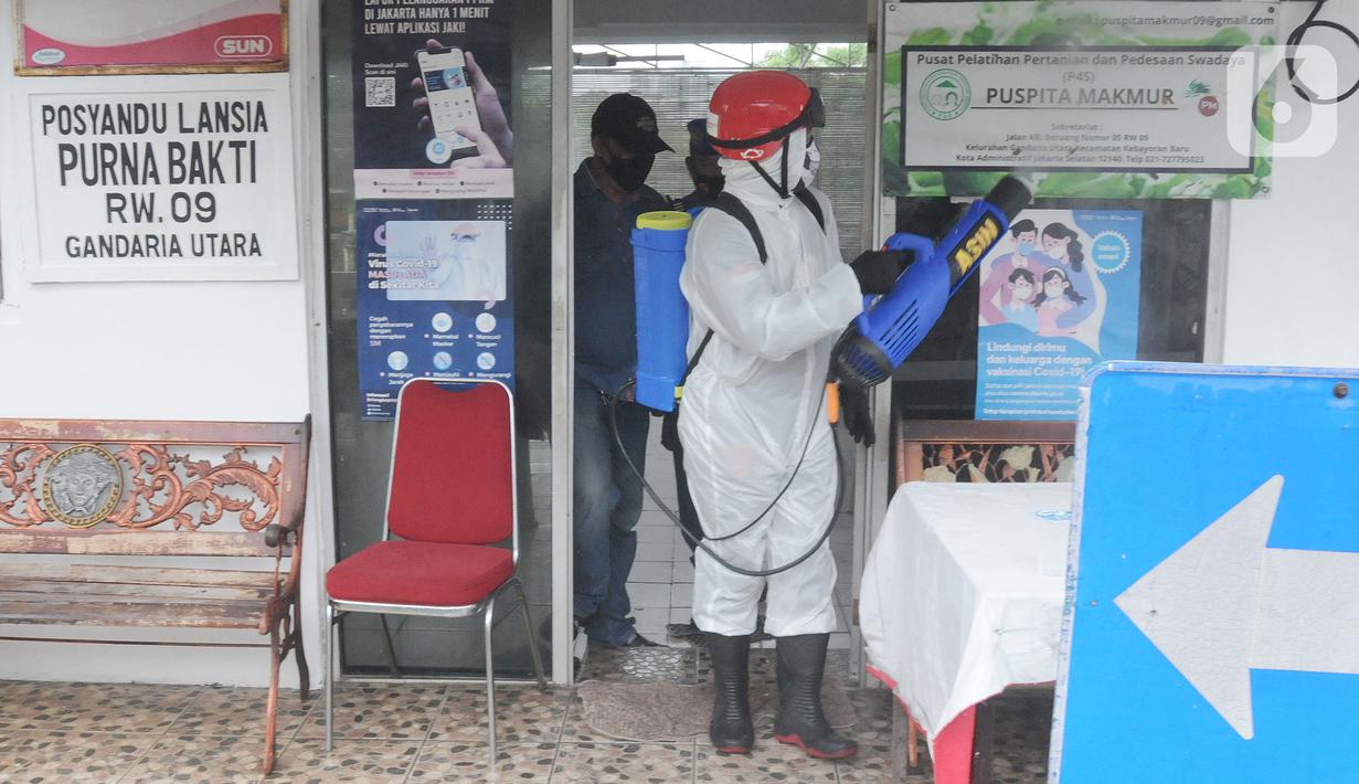 Petugas PMI melakukan penyemprotan disinfektan pada puskesmas di RW 09 Kompleks TNI AL Gandaria, Jakarta Selatan, Senin (14/2/2022). Penyemprotan yang difasilitas Satgas Covid 19 Lantamal III TNI AL tersebut dilakukan untuk mencegah penyebaran COVID-19 varian Omicron. (merdeka.com/Arie Basuki)