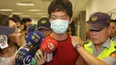 Pelaku seorang mahasiswa, Cheng Chieh (21) langsung diamankan polisi setempat, Taiwan, Rabu (21/5/14). (AFP PHOTO) 