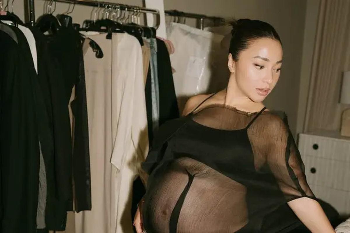 6 Potret Glowing Nikita Willy Lakoni Maternity Shoot di Luar Negeri, Elegan dengan Crop Top-Baju Transparan