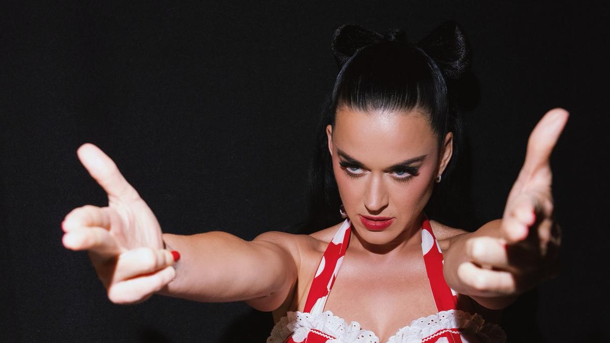 Katy Perry Pakai Gaun Lawas Saat Gelar Konser Amal, Tampil Nostalgic di Tur Amal 2026