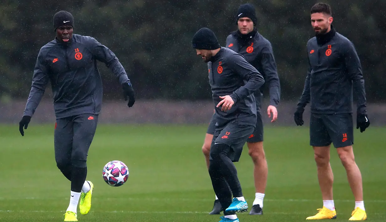 Para pemain Chelsea berlatih di Cobham Training Ground, Cobham, Inggris, Senin (24/2/2020). Chelsea akan menjamu Bayern Munchen pada leg pertama babak 16 besar Liga Champions. (Adam Davy/PA via AP)
