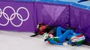 Tim dari Italia dan Kanada mengalami tabarakan saat mengikuti balapan skating trek 3000 meter di Olimpiade Musim Dingin 2018 di Gangneung, Korea Selatan (20/2). (AP Photo / Morry Gash)