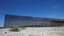 Seorang anak melintasi pagar pembatas yang merupakan bagian dari dinding perbatasan AS-Meksiko di Sunland Park, AS (09/9). Amerika Serikat dan Mexico merupakan dua negara yang memiliki batas geografis yang berdekatan. (REUTERS/Jose Luis Gonzalez)