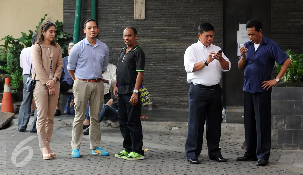 Sekjen PSSI, Azwan Karim (keduakiri) bersama mantan pesepakbola nasional Rully Nereber siap memberikan penghormatan terakhir pada legenda sepakbola Indonesia. Sinyo Aliandoe yang wafat di Jakarta, Rabu (18/11/2015). (Liputan6.com/Helmi Fithriansyah) 