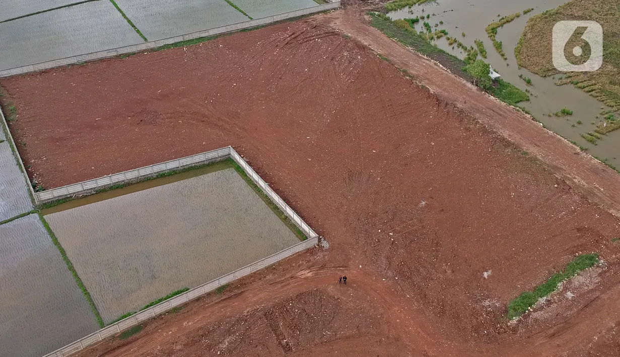 Foto udara memperlihatkan penggarapan lahan untuk dijadikan lokasi pemakaman khusus Covid-19 di Rorotan, Jakarta Utara, Selasa (5/1/2021). Lahan baru ini disediakan karena semakin berkurangnya TPU Pondok Rangon dan TPU Tegal Alur untuk pemakaman khusus covid-19. (Liputan6.com/Herman Zakharia)