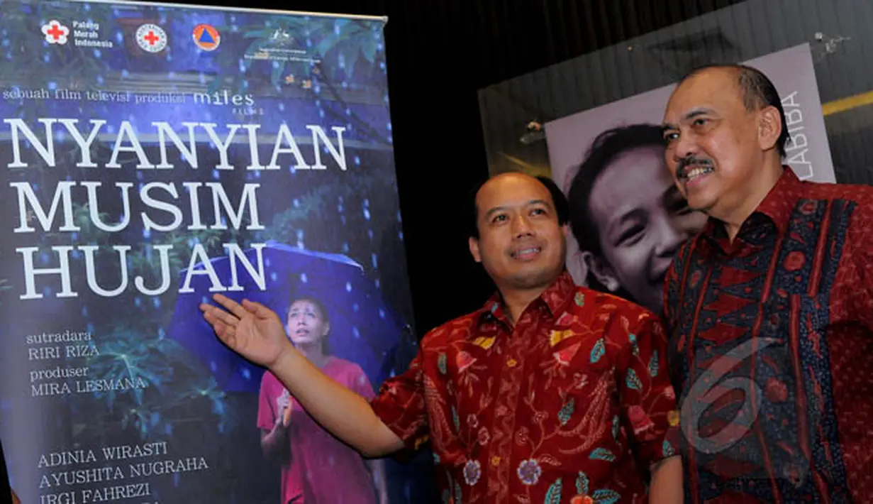 Kepala Pusat Data Informasi dan Humas BNPB Sutopo Purwo Nugroho (kiri) dan Sekjen PMI Ritola Tasmaya (kanan) saat menghadiri penayangan perdana film Nyanyian Musim Hujan di Jakarta, Kamis (29/1). (Liputan6.com/Faisal R Syam)