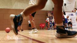 Aksi peserta DBL Academy tengah serius berlatih di Thamrin Nine, UOB Plaza, Jakarta, (7/3/2017). Honda Developmental Basketball League hingga 2017 telah memasuki tahun kesepuluh. (Bola.com/Nicklas Hanotubun)