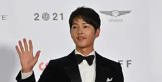 Aktor Korea Selatan Song Joong Ki berpose di karpet merah Busan International Film Festival (BIFF) ke-26 di Busan Cinema Center, Busan, Korea Selatan, 6 Oktober 2021. (Jung Yeon Je/AFP)