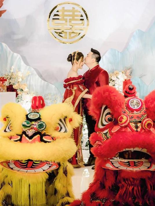 Menuai banyak ucapan selamat dan doa dari para penggemarnya, momen bahagia Nex Carlos ini pun dibanjiri banyak tanggapan dari netizen di kolom komentar Istagramnya. Apalagi jelang acara pernikahan, banyak penampilan Nex Carlos berubah semakin keren. Beda dengan gayanya saat keliling Indonesia membuat konten kuliner. (Liputan6.com/IG/@nexcarlos)