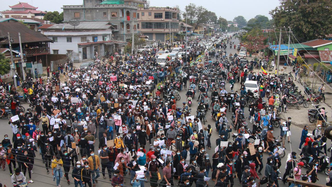 Demi Lindungi Demonstran, Biarawati Myanmar Berlutut di Depan Polisi Bersenjata