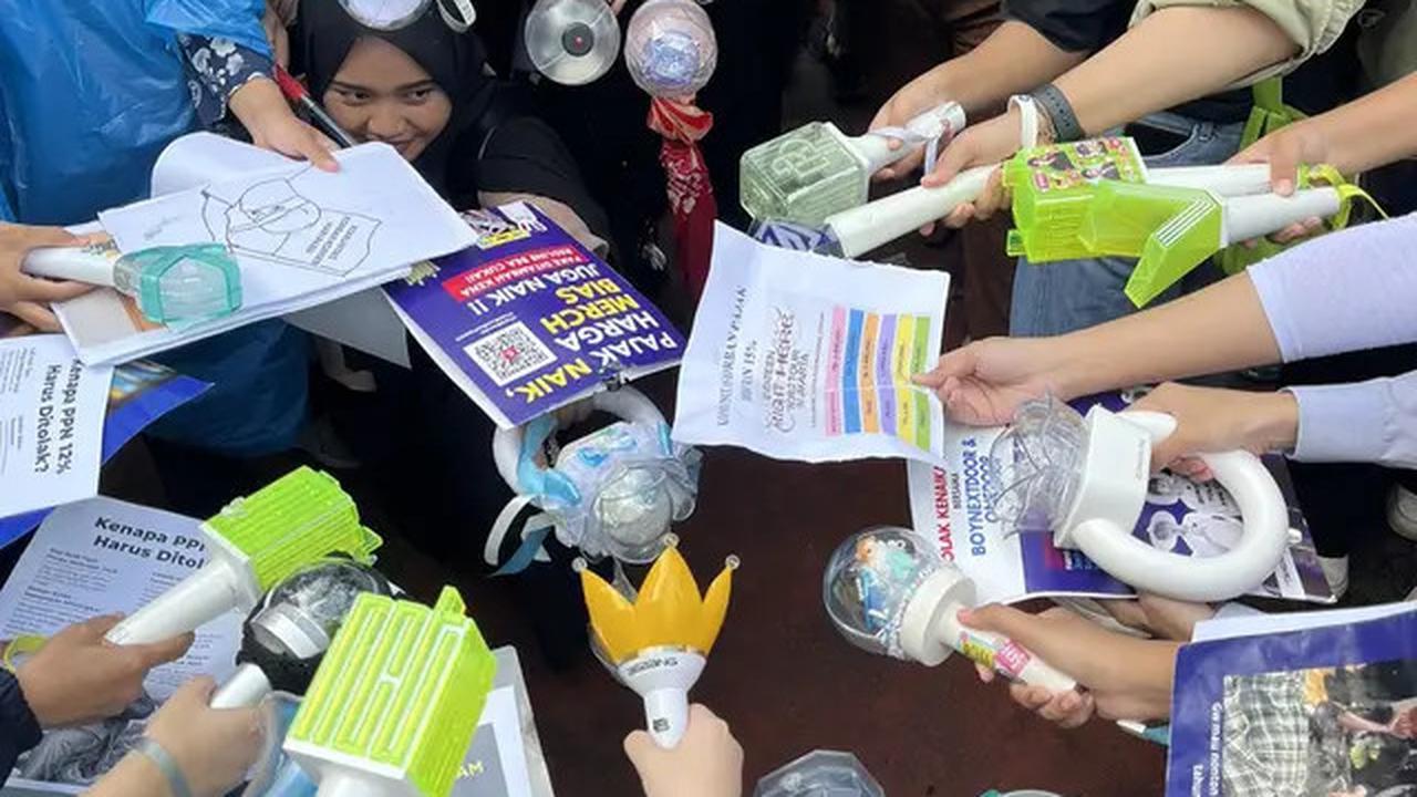6 Potret K-Popers Demo Tolak Kenaikan PPN 12 Persen, Semua Fandom Bersatu