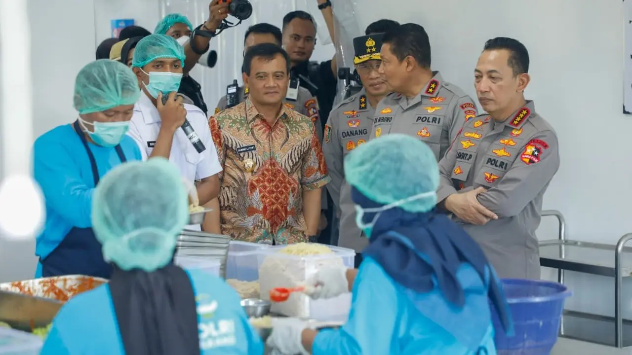 Kapolri Listyo Sigit Prabowo dan Gubernur Jawa Tengah Ahmad Luthfi mengunjungi dapur umum MBG yang berada di Desa Kadirejo, Kecamatan Pabelan, Kabupaten Semarang.