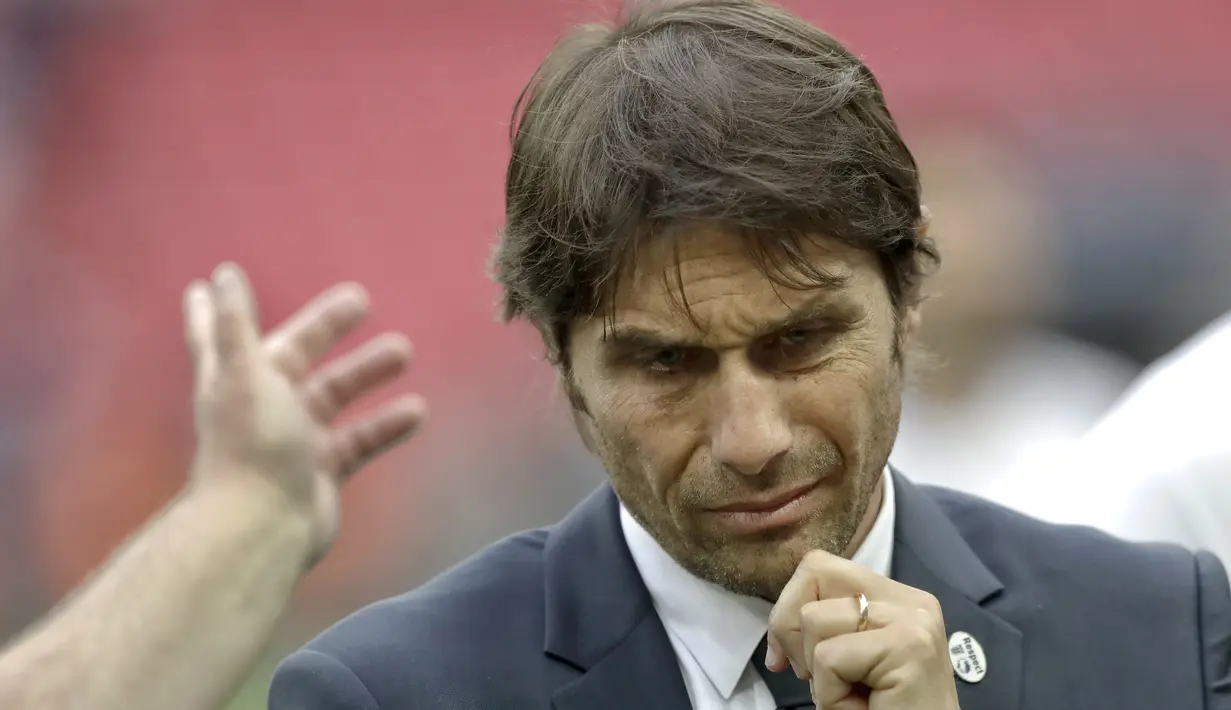 Ekspresi Antonio Conte usai laga Final Piala FA 2016-2017 di Stadion Wembley, London, Sabtu (27/5). Chelsea kalah 2-1 melawan Arsenal di laga Final Piala FA tersebut. (AP Photo)