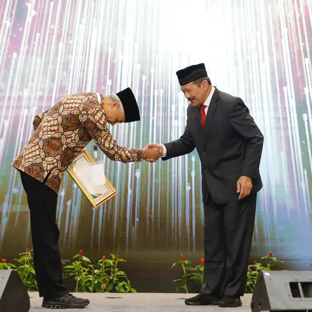 Gubernur Jawa Tengah (Jateng), Ganjar Pranowo meraih penghargaan sebagai Gubernur Pendukung Utama Pengelolaan Zakat di Indonesia dari Baznas Republik Indonesia.