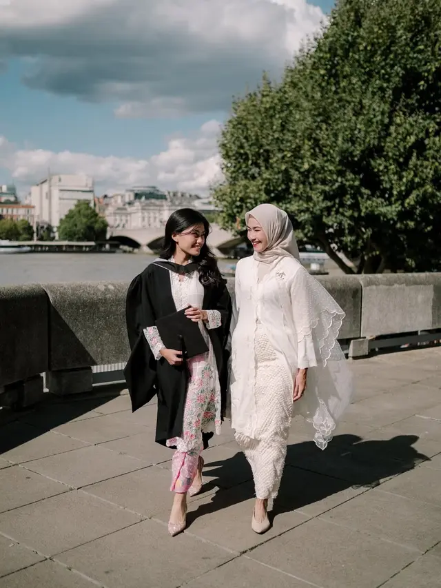 Potret Cantik Namira Adjani Wisuda S2 di London, Kompak Berkebaya Putih dengan Alya Royali