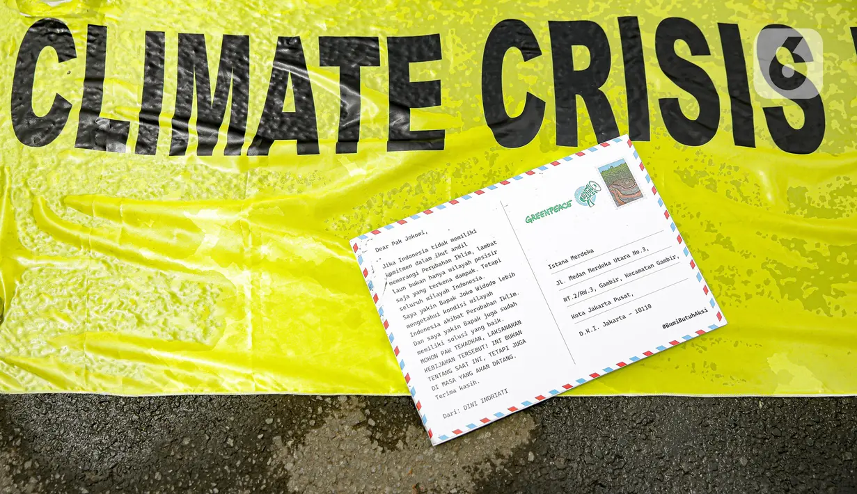 Aktivis Greenpeace melakukan aksi mengantarkan 1000 kartu pos dari masyarakat kepada Presiden Joko Widodo di kawasan Monumen Patung Kuda, Jakarta, Rabu (10/11/2021). Kartu pos itu berisikan agar pemerintah melihat dampak perubahan iklim terhadap ekosistem di sekitar. (Liputan6.com/Faizal Fanani)